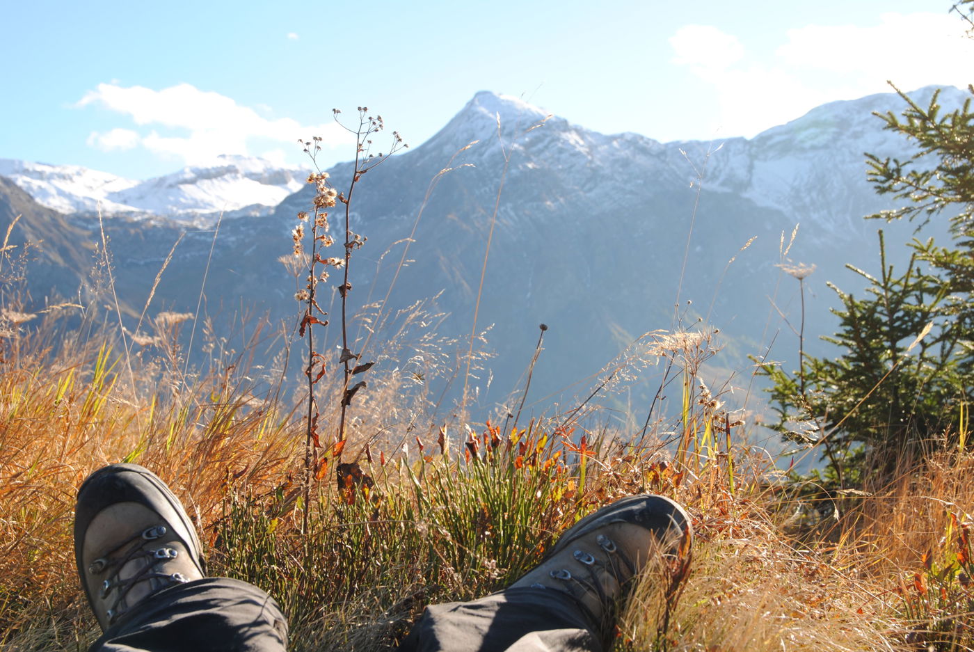 Die Sonne wärmt noch schön, die Aussicht ist phantastisch - auf dem Oberlaubhorn lässt es sich verweilen