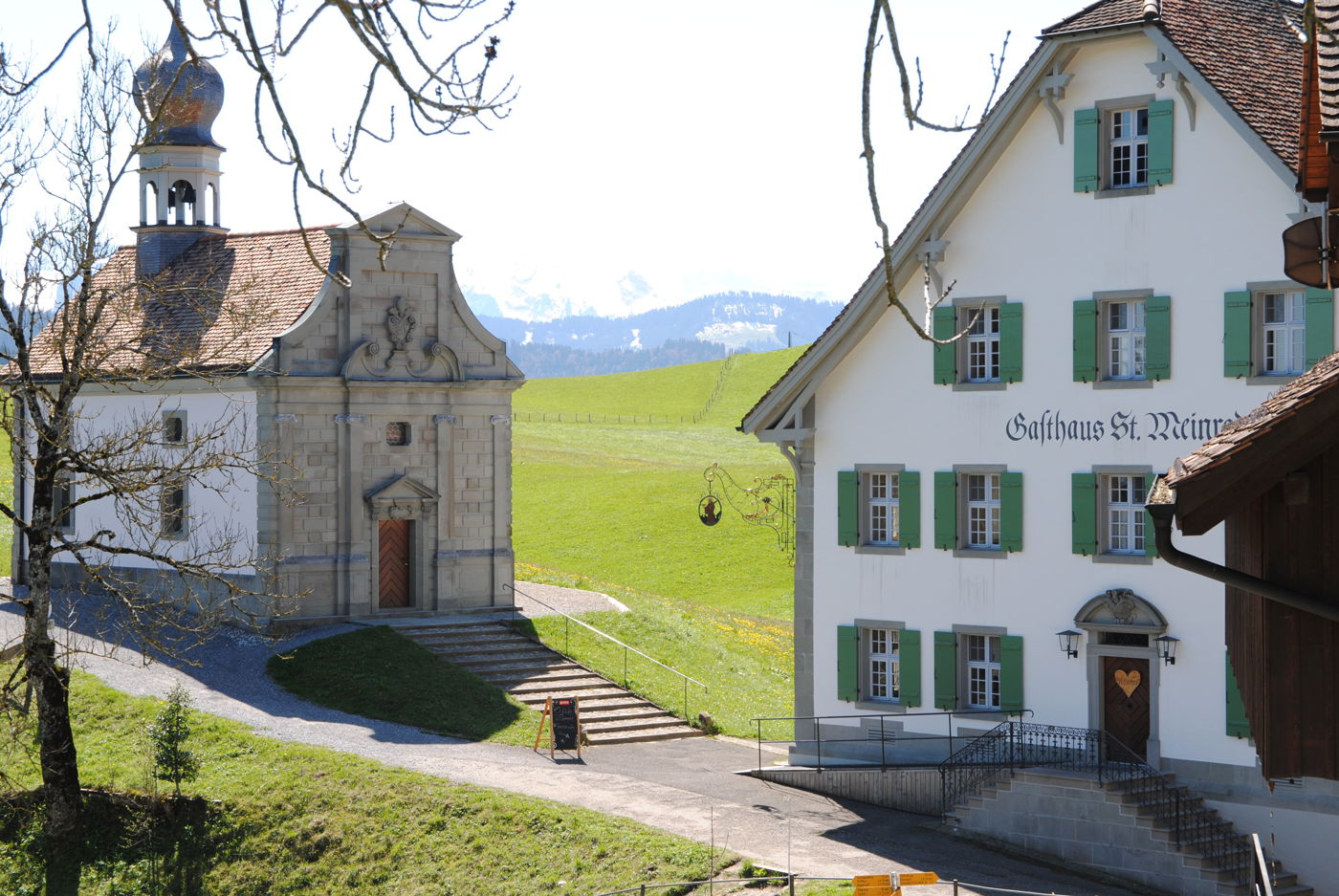 Kapelle und Gasthaus Sankt Meinrad am Etzelpass