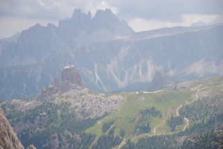 Blick auf die Cinque Torri und das Rifugio Scoiatolli