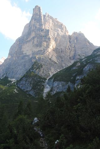 Abstieg ins Gebüsch - im Hintergrund der Torre Trieste