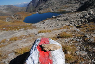 Und dort unten wartet schon die nächste Pause auf uns - am Distelsee unterhalb des Brudelhorn