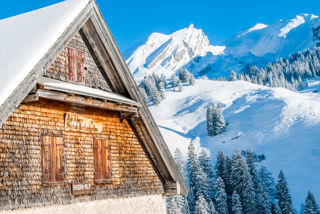 Unterwegs passiert man die Alp Ahorn - es empfiehlt sich, die Sonne zu genießen, denn der Aufstieg wird schattig