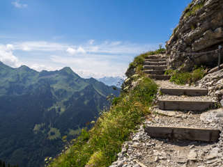 Weg am Abgrund