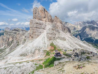 Tiefblick vom Nuvolau: Rifugio Averau mit Averau