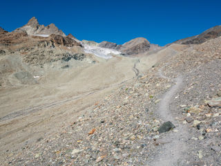 Weg unterhalb der Aiguilles Rouges de Arolla