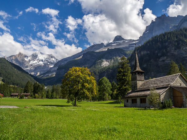 Der Oeschinensee - türkisfarbene Perle am Fuss des Blüemlisalpmassivs